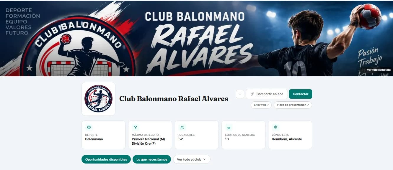 La página pública de un club en ApoyaClub: foto de portada, escudo, nombre y, debajo, el deporte, la máxima categoría, los jugadores, los equipos de cantera y la ciudad.